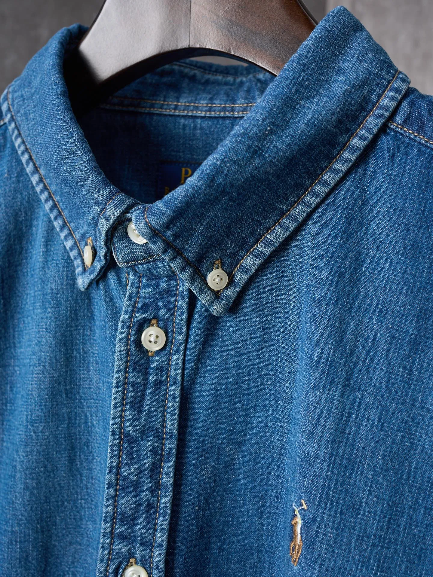 P440 Actual auction] Ralph Lauren/Ralph Lauren colorful pony logo embroidered denim shirt [Ready stock] S M L XL custom-made thick-weave twill ring yarn denim, soft and silky, comfortable and skin-friendly, matte indigo, a denim poem dyed with time. The exquisite colorful pony logo on the left chest jumps into indigo, fully recognizable, with a breath of freedom and vitality, a pure and smart color symphony The deconstructed poetics of the pointed collar and placket creates a lazy French atmosphere. Even walking has a designed sense of calmness. It uses imported machine embroidery technology and uses advanced computer control systems and precision mechanical components to realize colorful pony embroidery operations with high precision and smooth and delicate lines. It uses multiple horses to rub sand and uses high-pressure spray guns to rub in specific parts to achieve a local gradient effect. Then, it uses frosting technology to create a unique texture pattern. The workmanship is extremely complex and time-consuming. Using washing and frying process, the special desizing agent is given priority, and then the fabric is soaked in it to evenly receive the sizing. After desizing, it is finally rinsed. The workmanship is extremely complicated, the loss is high, and the fit is suitable.